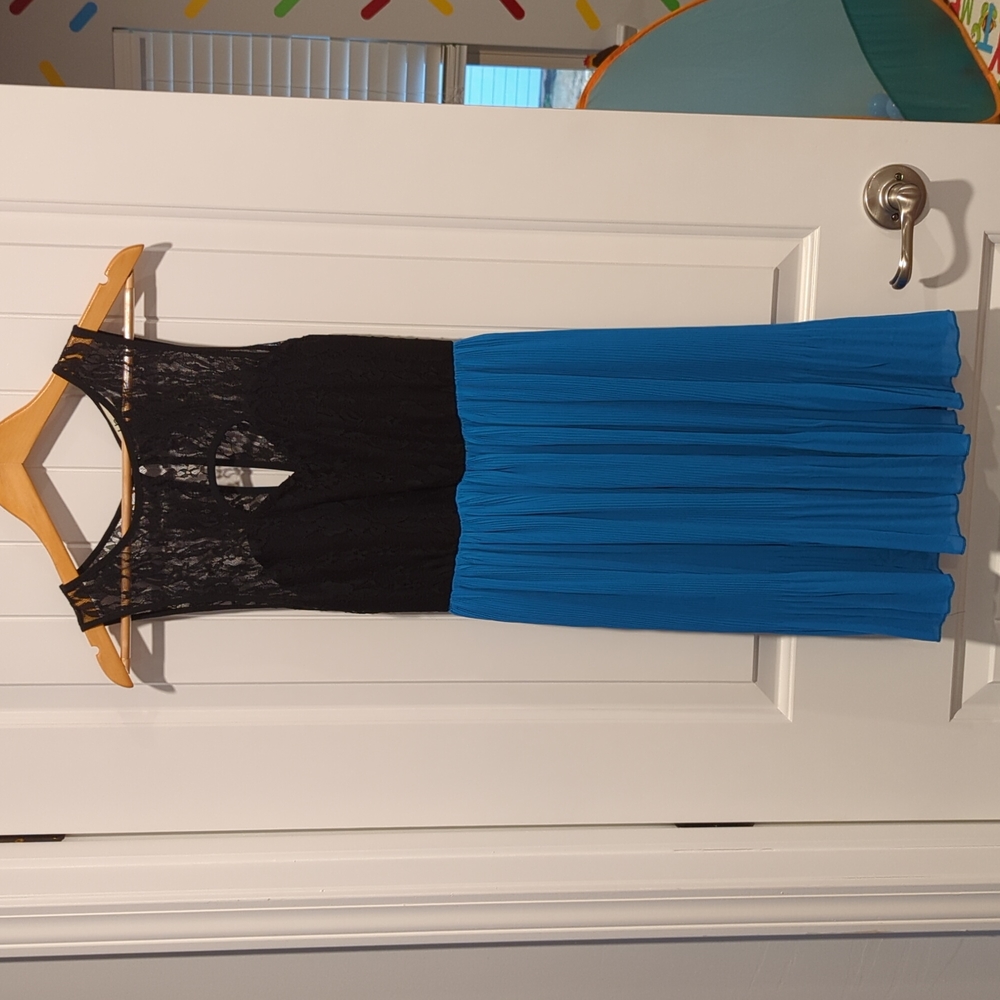 Lace keyhole back dress